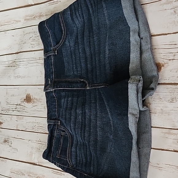 Time and Tru Mid-Rise darker wash cuffed jean shorts - Picture 2 of 9